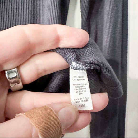 Joah Brown Invisible Zip Long Sleeve Smoke FlexRib
Size S/M - Picture 6 of 9